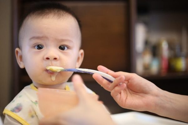 con-so-an-bieng-an-cham-lon-va-li-do_batlote-850x567 Gói D - Rèn ăn sữa và dặm