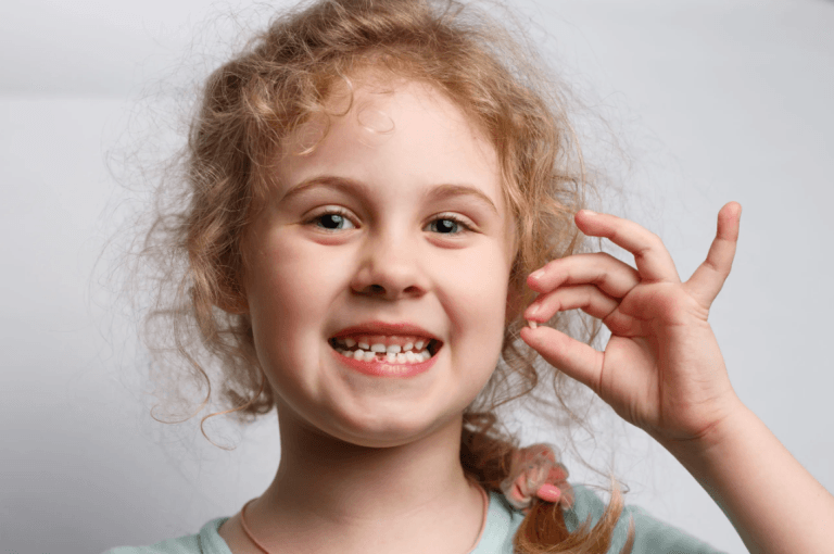 Bé Thay Răng Mọc Lệch Phải Làm Sao? 5 Cách Giúp Khắc Phục