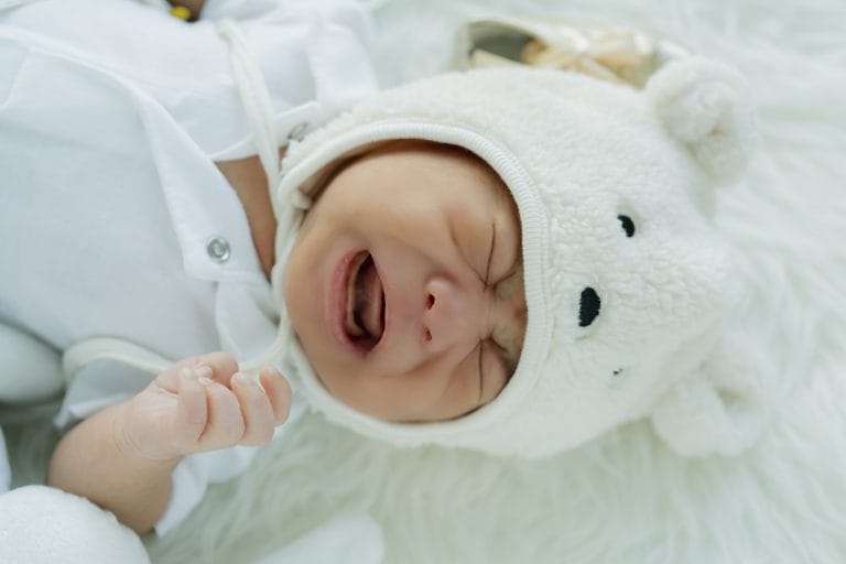 Tình trạng trẻ cứ 12h đêm là khóc khiến không ít cha mẹ cảm thấy mệt mỏi và lo lắng.