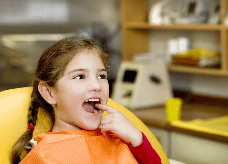 trẻ 7 tuổi bị sâu răng hàm phải làm sao