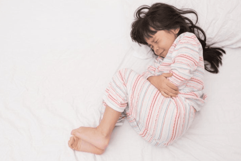 trẻ 3 tuổi bị sốt và đau bụng