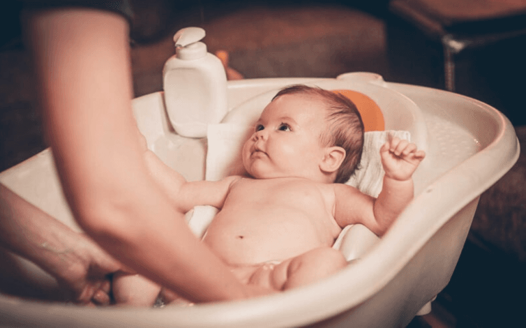 tắm lá chè xanh cho bé