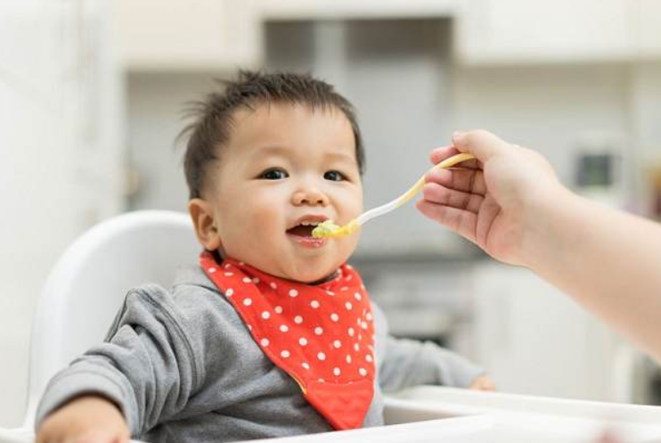 cho bé ăn cơm sớm có hại dạ dày không