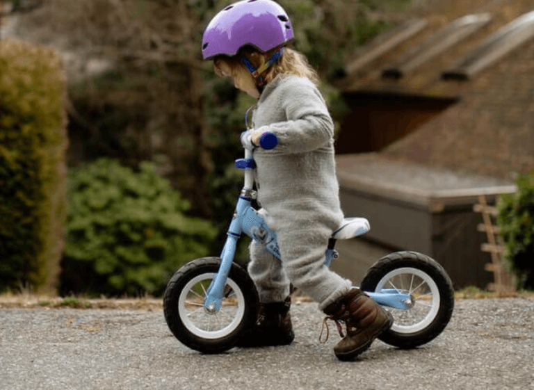 bé tập đi xe đạp