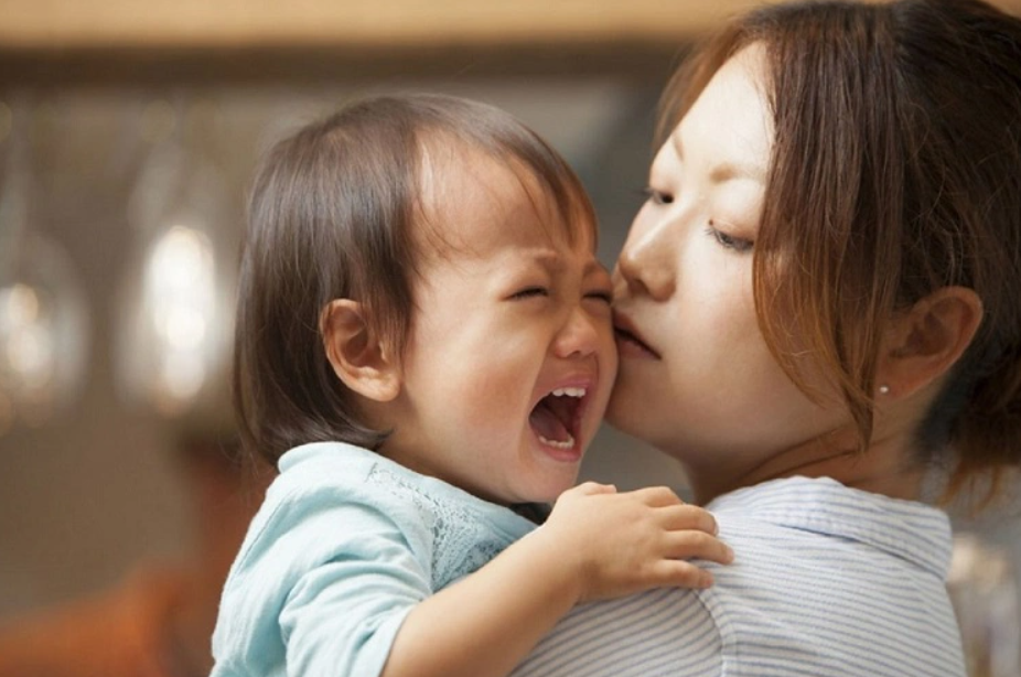 Trẻ nhỏ dễ bị đầy bụng, khó tiêu