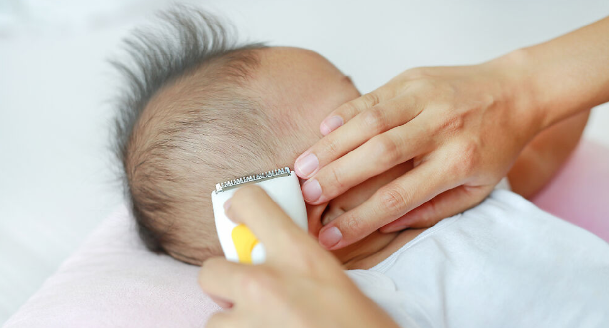 chọn ngày cắt tóc máu cho bé